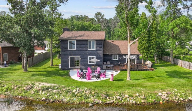 Cozy cabin with 100 ft of lake shore in the heart of the brainerd lakes area!
