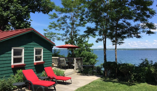 Cozy Cabin With 165 Ft Beach and wood-fired hot tub! Center of FLX wine country!