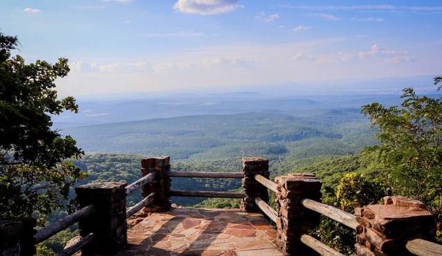 Cozy cabin with 2 beds near trails on the great Mount Magazine.n
