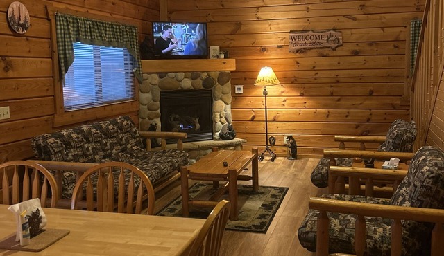 Cozy cabin with 2 Water Parks Three Bears & Yogi's. UTV, and Golf cart rentals!