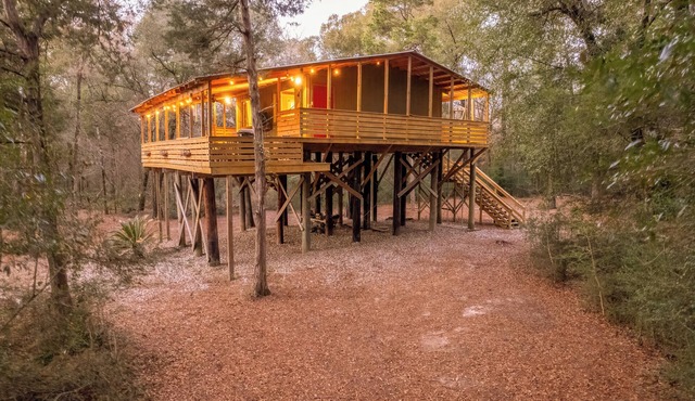 Cozy Cabin with a Massive Deck in Scenic Geneva, Alabama