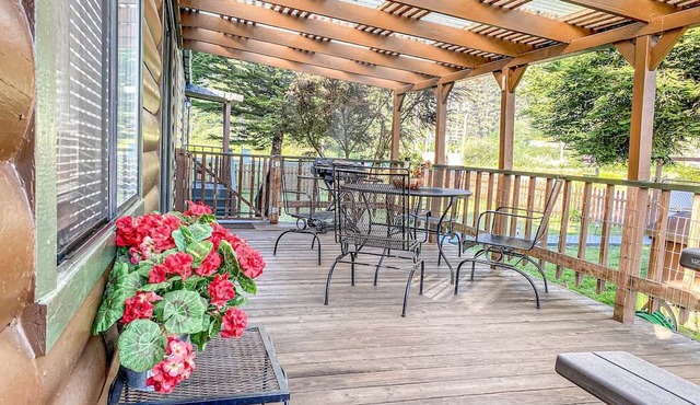 Cozy Cabin with a Private Deck in Klamath, CA