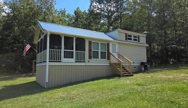 Cozy cabin with AC and loft in charming Lillington