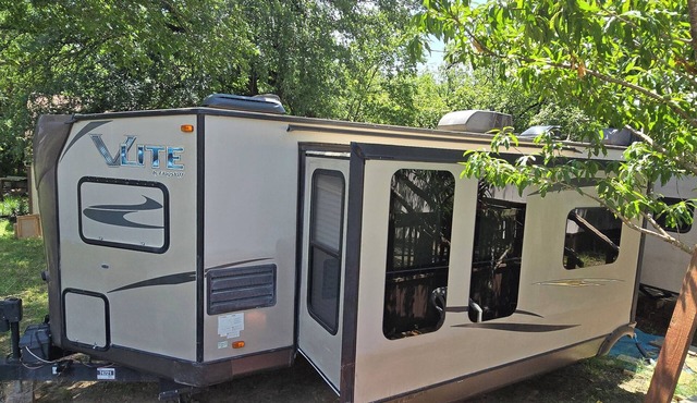 Cozy cabin with AC and WiFi in lovely Cleburne