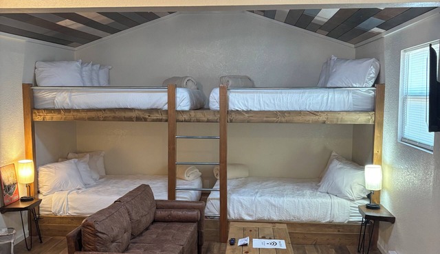 Cozy cabin with AC and WiFi in charming Warsaw near Truman Lake, MO