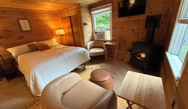 Cozy Cabin with AC, WiFi, Fireplace, Hot Tub