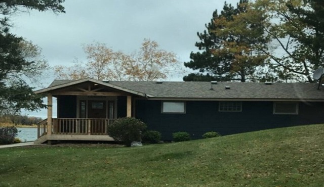 Cozy cabin with amazing sunsets & great flat lake side lot