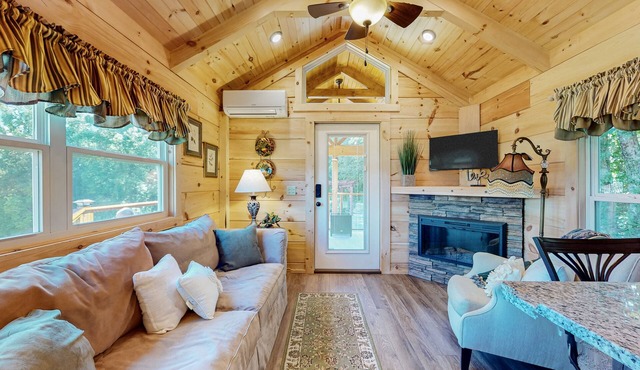 Cozy cabin with amazing views, private hot tub, & covered porch. Nearby skiing.