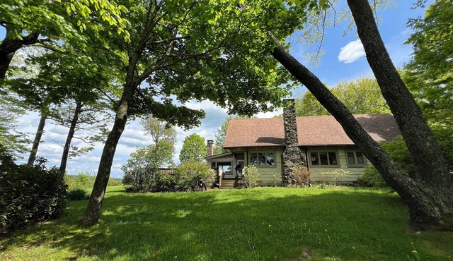 Cozy cabin with amazing views of the Catskill Mountains. Pet friendly!