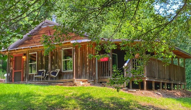 Cozy Cabin with an amazing deck and beautiful views of Lake Fort Smith!