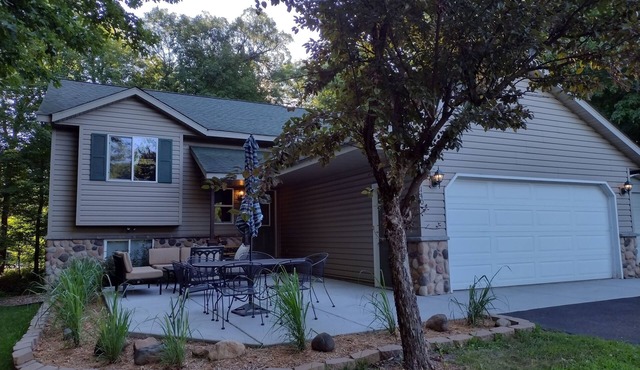 Cozy cabin with beautiful, wooded views. 5 minutes to downtown