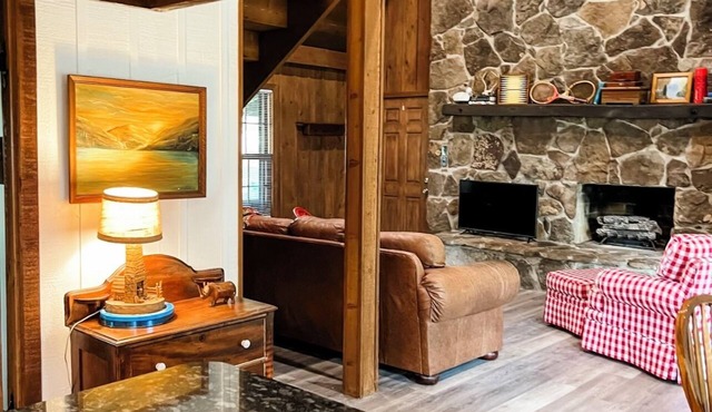Cozy cabin with beautiful sunsets. Less than hour to 5 state parks. King Bed.