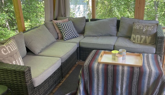 Cozy cabin with a new bunkie & out door shower in Victoria Beach restricted area
