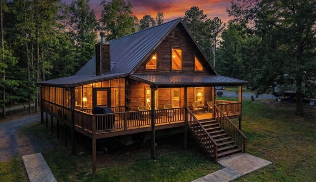 Cozy Cabin With Dock, Huge Screen-In Porch, Fire Pit, Fast WiFi and Pet Friendly