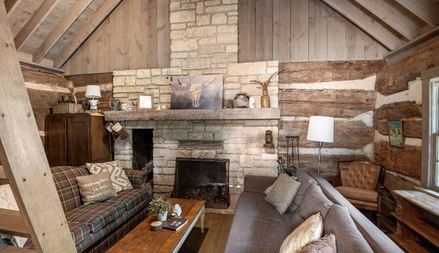 Cozy Cabin with fireplace, hot tub & hiking trails