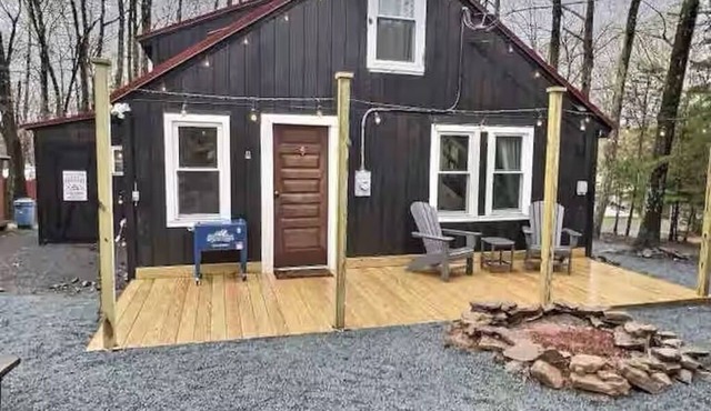 Cozy Cabin with Fireplace, Firepit, Close to Lake