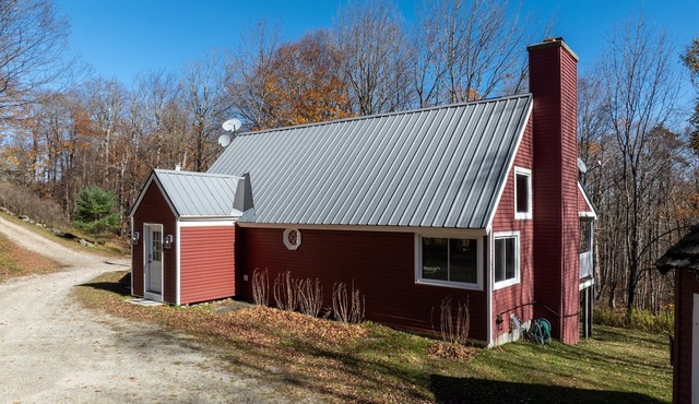 Cozy cabin with Forest views - Minutes to Mountain