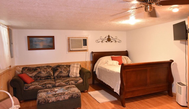 Cozy cabin with Full Kitchen on a pond in charming Corbin