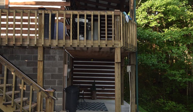 Cozy cabin with Full Kitchen on a pond in charming Corbin