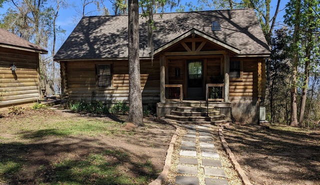 Cozy cabin with great views overlooking Lake Seminole. (Pet friendly)