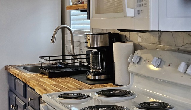 ​Cozy cabin with Grill, Laundry, Deck, Trailer Parking, 14 miles to Ft Benning