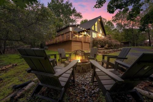 Cozy Cabin with Hot Tub, Pets, Lake