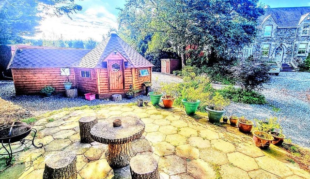 Cozy Cabin with Hot Tub Retreat in Anglesey