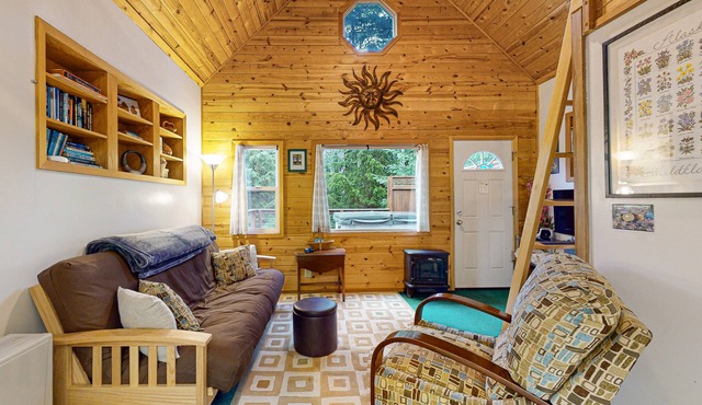 Cozy cabin with Hot Tub in quiet location blocks from the resort & trails