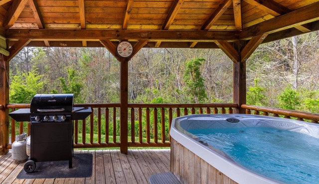 Cozy Cabin with Hot Tub; 5 miles to Harrahs Casino