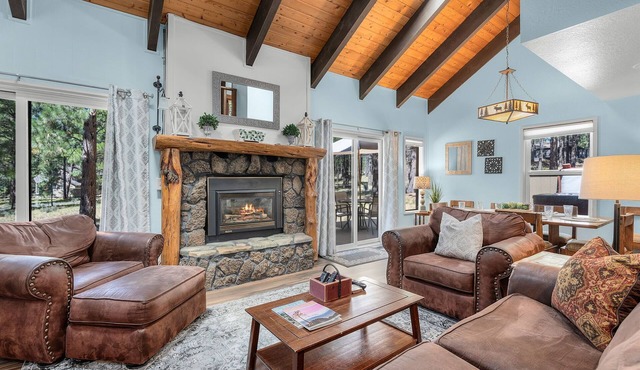 Cozy Cabin with Hot Tub, SHARC Passes, Large Deck, Double Living Rooms!