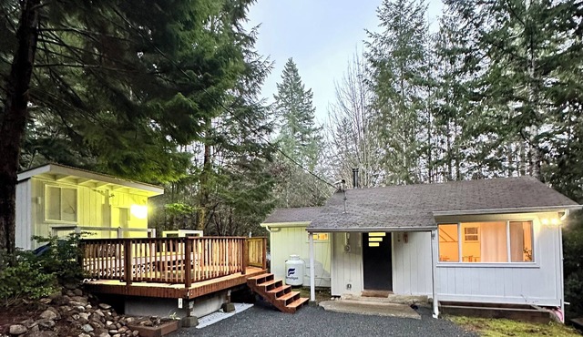 Cozy cabin with hot tub and fire pit in brilliant Brinnon