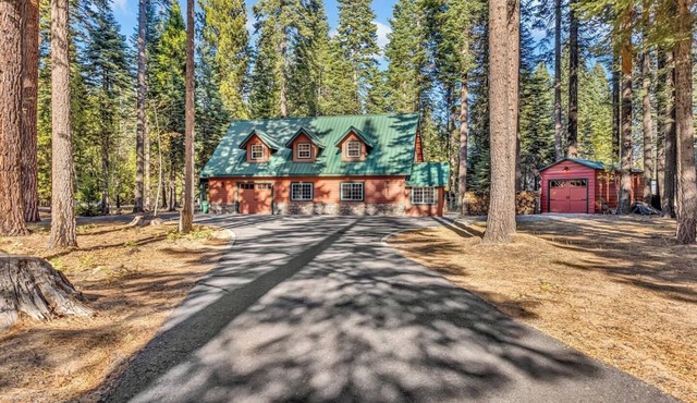 Cozy Cabin with Hot Tub & Gameroom in Chester