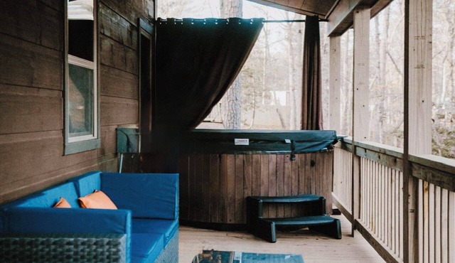 Cozy cabin with hot tub, fireplace, grill and fire pit