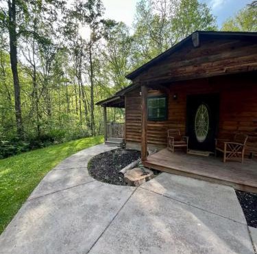 Cozy Cabin with HOTTUB in the GREAT SMOKY MOUNTAINS