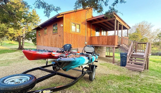 Cozy Cabin With Kayaks