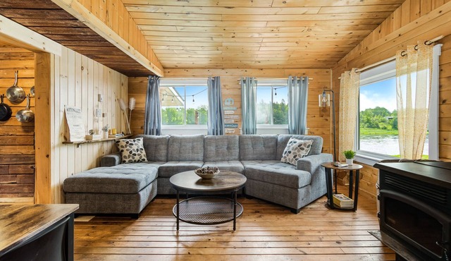 Cozy Cabin with Large Cedar Hot Tub
