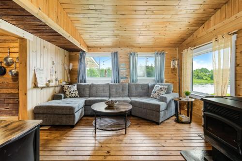 Cozy Cabin with Large Cedar Hot Tub