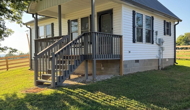 Cozy cabin with loft in midst of farmland WiFi, AC, washer-dryer