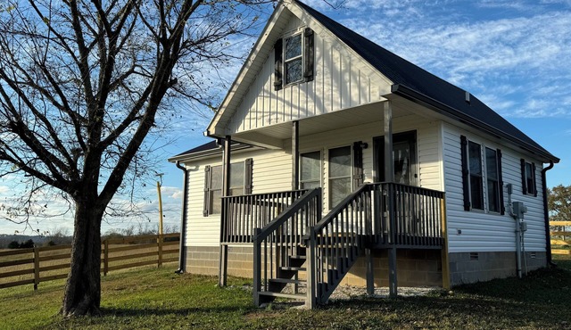 Cozy cabin with loft in midst of farmland WiFi, AC, washer-dryer