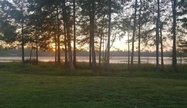 Cozy Cabin with Private Lake enjoyable in Fins&Feathers RV Park Donalsonville GA