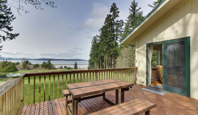 Cozy cabin with peaceful atmosphere, breathtaking ocean views, minutes to beach