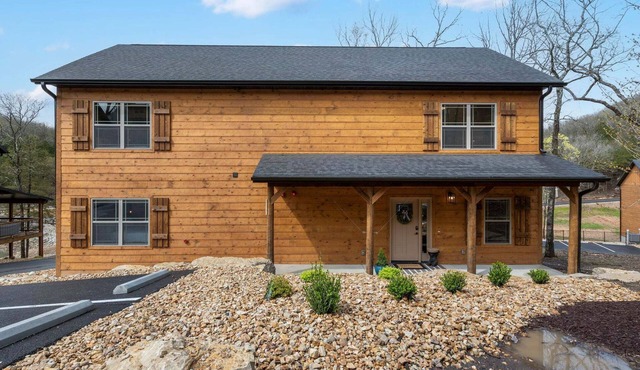 Cozy Cabin with Private Hot Tub, Fireplace & Community Amenities Near Thunder Ridge & Table Rock