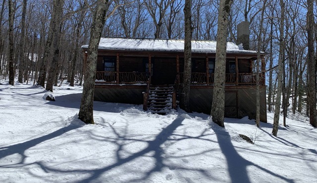 Cozy Cabin with private HOT TUB!
