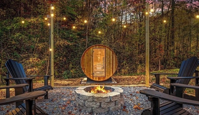 Cozy Cabin with Sauna & Hot Tub, Peaceful 1.6 Acre, Near Pigeon Forge