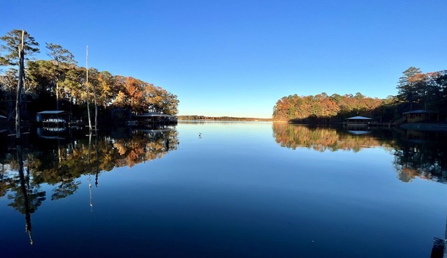 Cozy Cabin with Screened Porch and Fishing Dock on Lake D'Arbonne