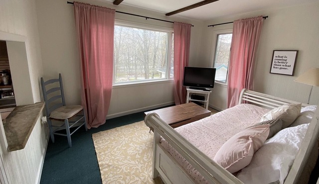 Cozy Cabin with Sweeping Mountain Views