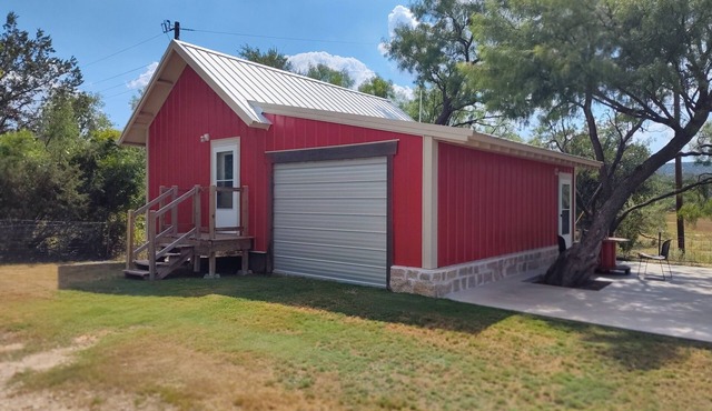 Cozy cabin with theater, WiFi and AC in lovely, quiet Buffalo Gap