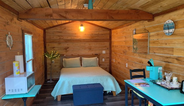 Cozy cabin with WiFi and AC in serene Watkins Glen.