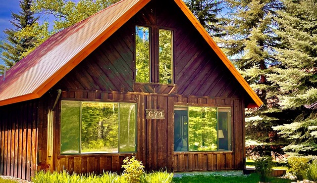 Cozy cabin with WiFi, AC in enchanting West Glacier, Montana
