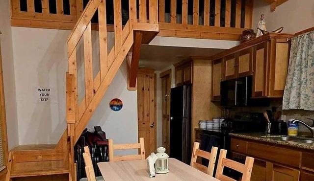 Cozy cabin with WiFi and AC in peaceful Willis just a few steps from the lake